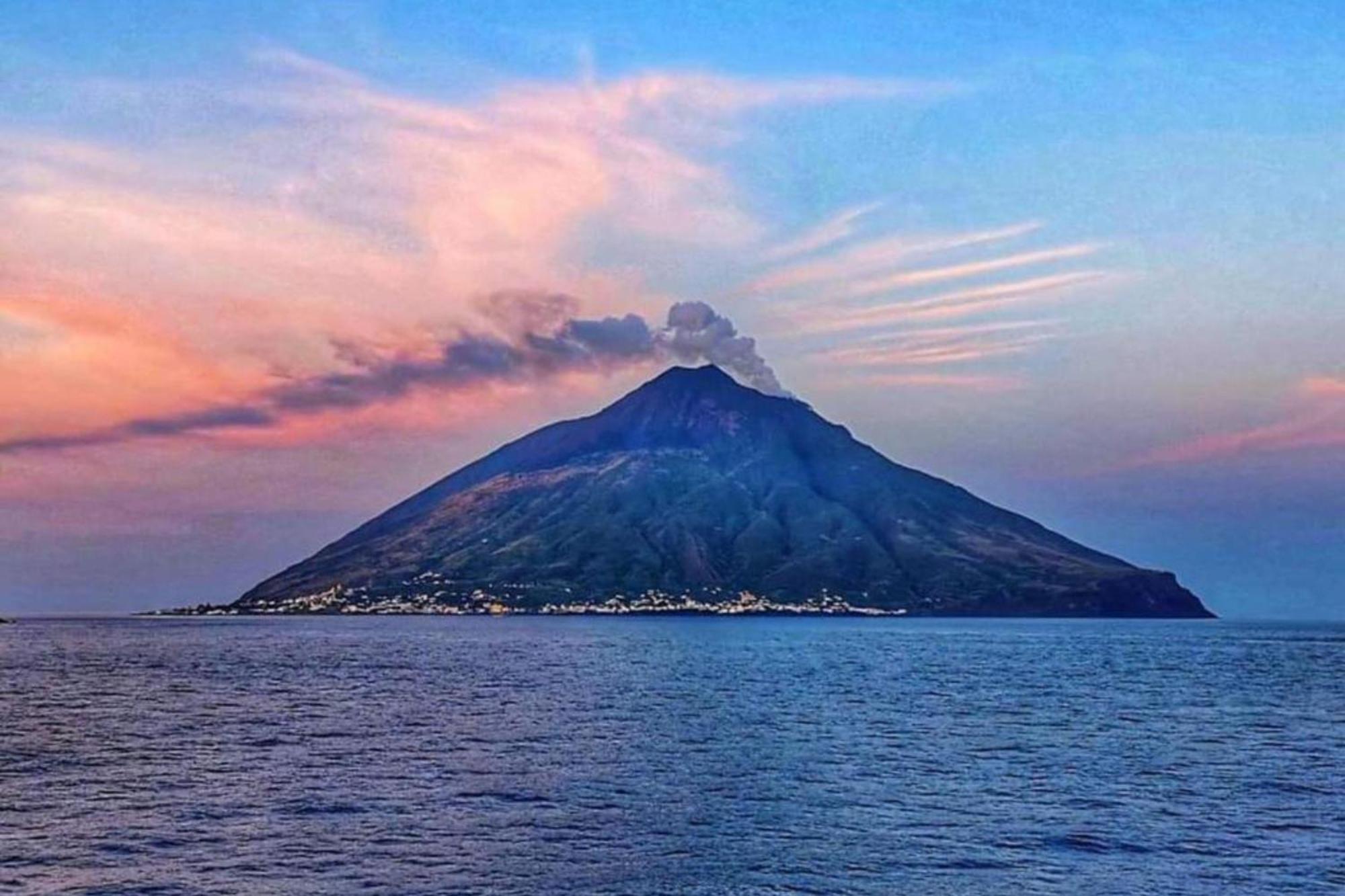 Stromboli Suite Apartment With Terrace Volcano & Sea View 외부 사진